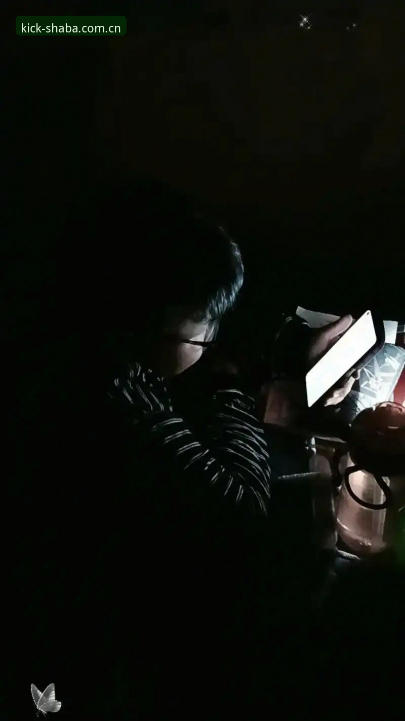 凌晨两点，手机屏幕的光打在脸上。朋友扔来一条链接，说“这个比分刷新快，你看。”手指滑过去，界面干净，数据分层排布——实时比分在上层，联赛解读在下层。这不是什么新鲜事，但那种“想要的信息恰好就在那”的体验，让人意外地舒服。